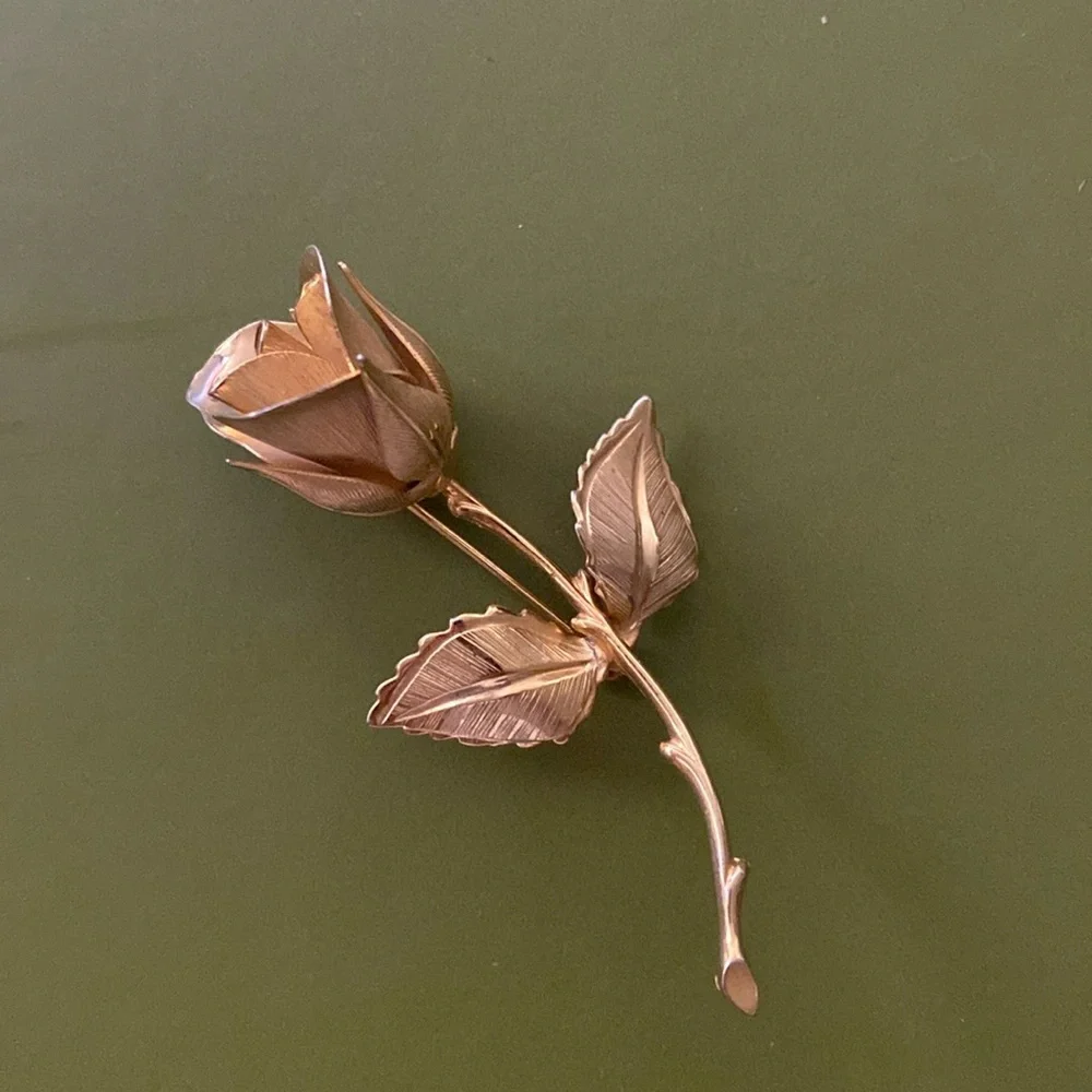 Giovanni Golden Vintage Rose Brooch - Picture 1 of 3